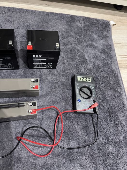 Akumlatory 4 sztuki, uszkodzone.