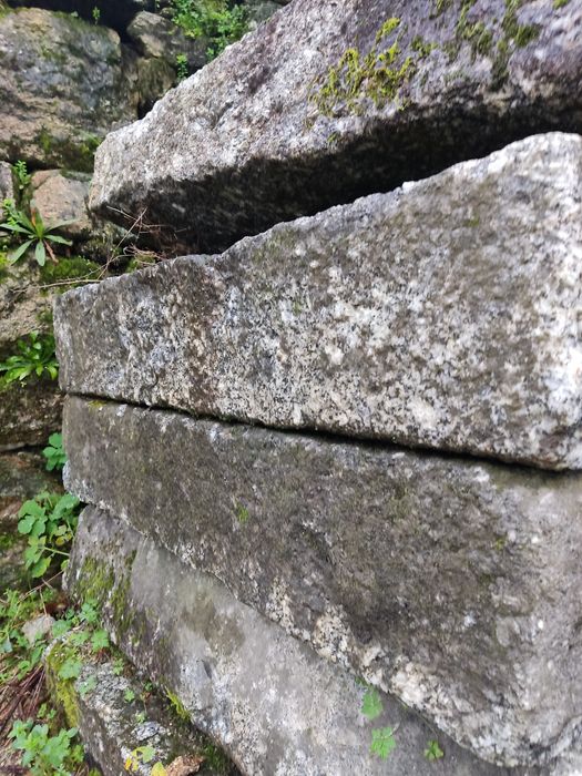 Degraus picados de pedra antiga