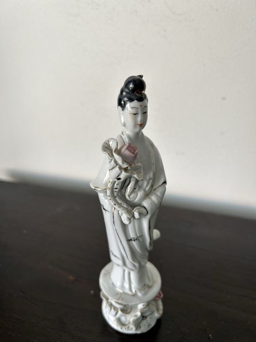 Estatueta chinesa em procelana.