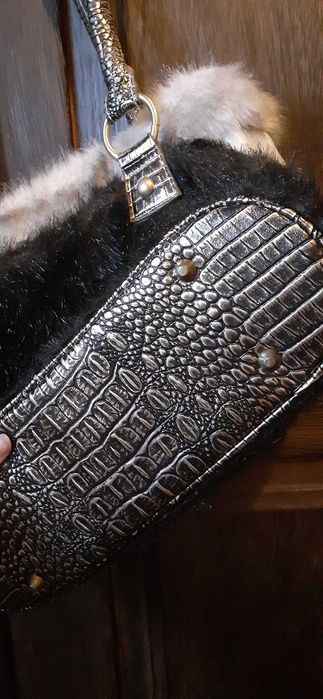 Mala como nova em pelo falso