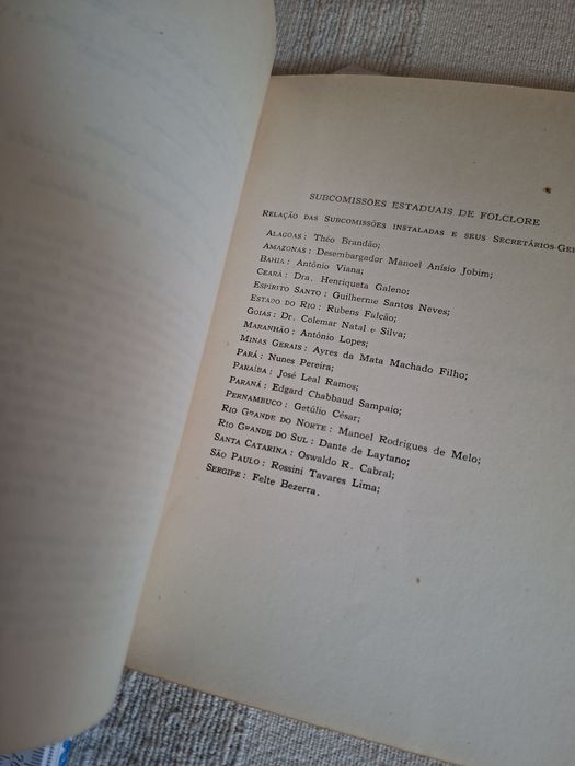 Livro sobre cultura popular do Brasil. O Folclore