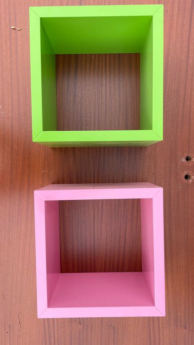 Conjunto quarto — mesa de cabeceira + cubos de pares