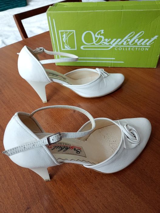 Ślubne buty skórzane z różą r.38
