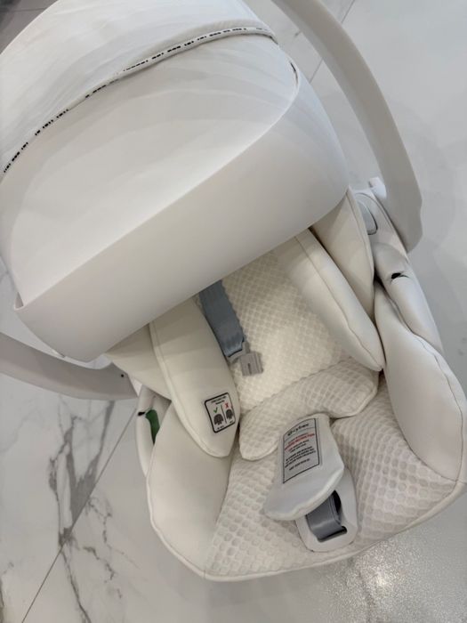 Продам  новое автокресло Cybex Cloud T i-Size Urban Mobility White