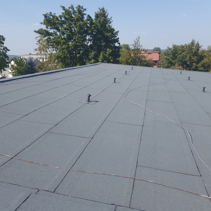 Dachy płaskie, tarasy, hydroizolacje papą termozgrzewalną, membraną PV