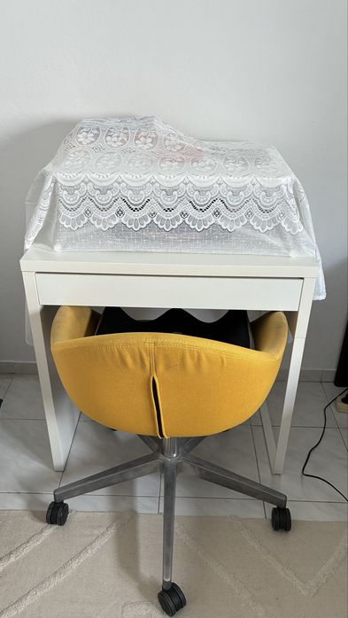 Cadeira e secretaria