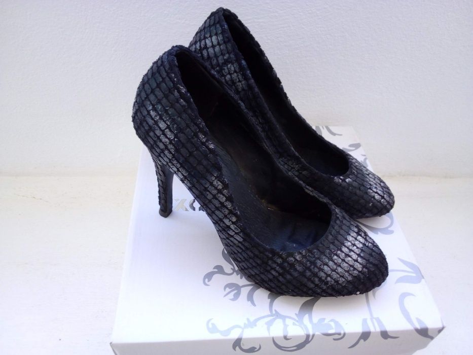 Sapatos pretos e prateados, super elegantes - Tamanho 37
