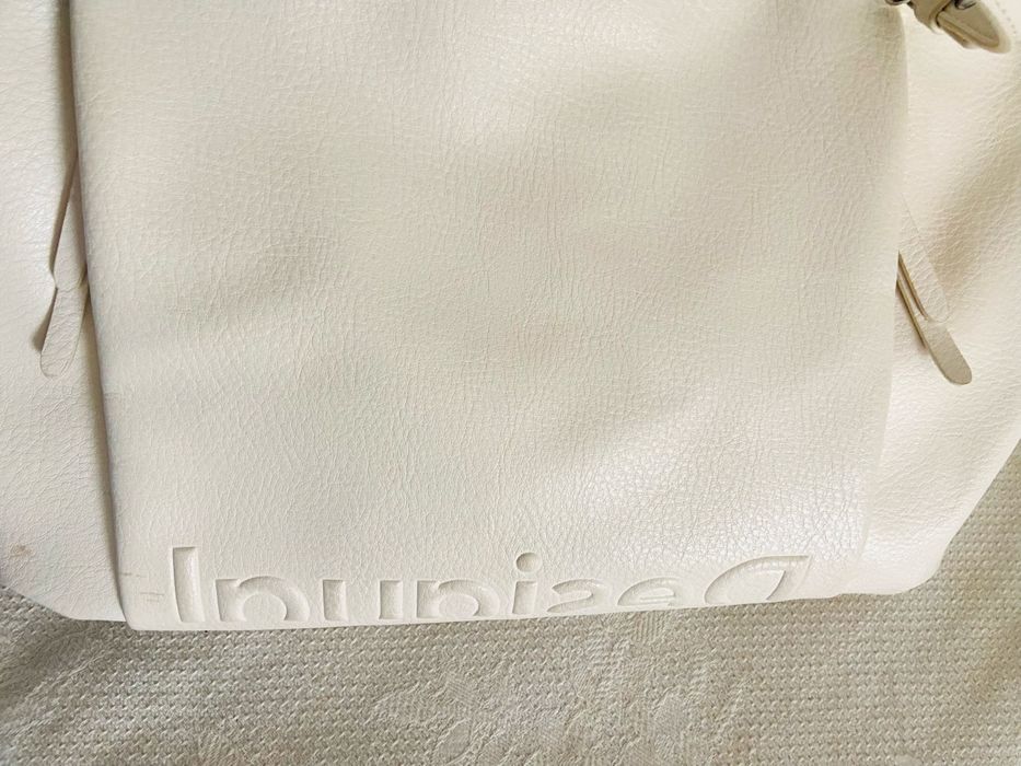 Mala branca da Desigual