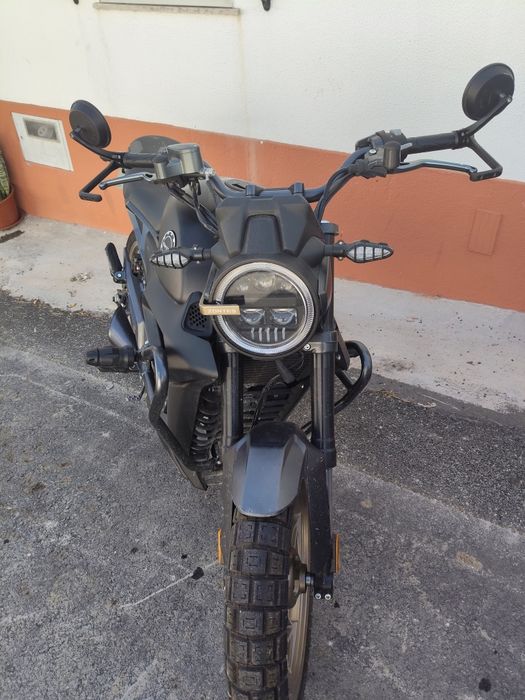 Vendo zontes 125 com revisão feita... Com 2000 KMS