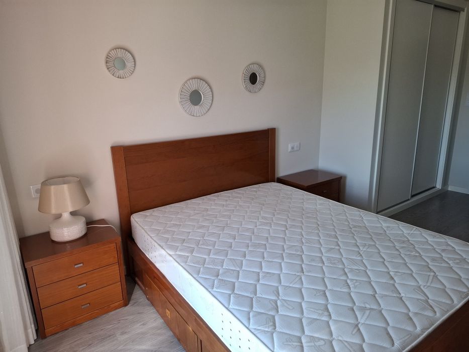 Vende-se Cama casal com arrumação, mesas cabeceira,  camiseiro