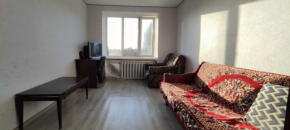 Продається кімната в гуртожитку блочного типу.З меблями та технікою