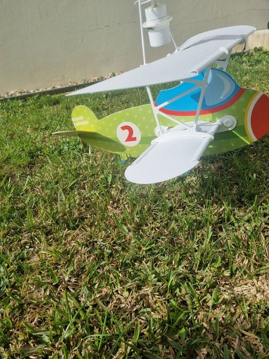 Candeeiro com formato de avião