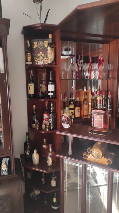 Bar de canto em mogno com laterais.