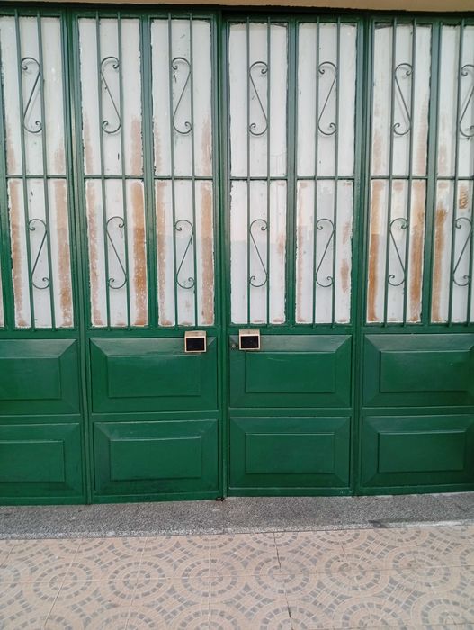 Portão em ferro em bom estado  geral