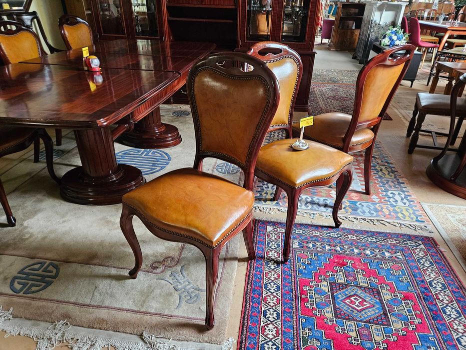 Cadeiras de sala em madeira forradas em pele - Bom estado g