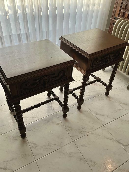 Mesinha de cabeceira em madeira Estilo século XVII