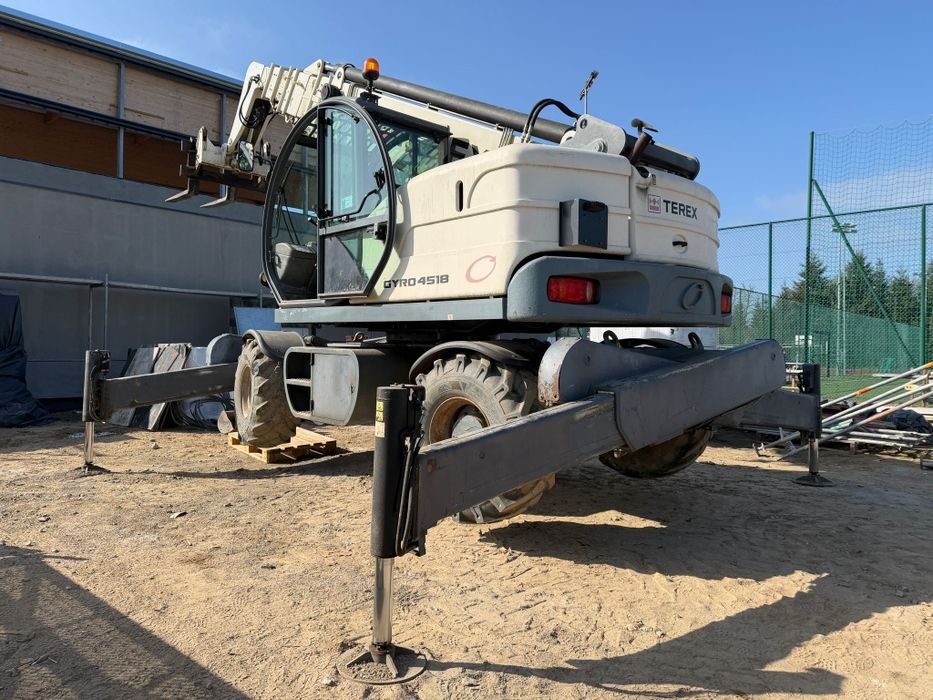 Teleskopowy wózek widłowy TEREX GYRO 4518