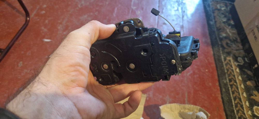 Замок задніх дверей лівий Golf 4, Passat, Bora, Skoda, Seat