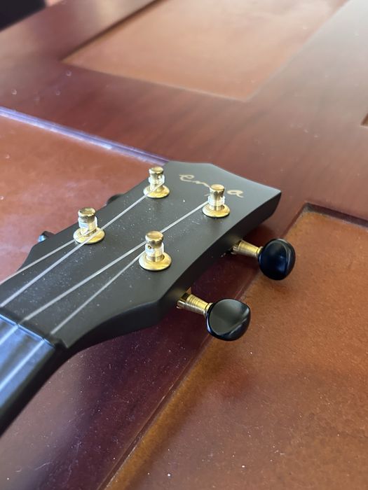 Ukulele Enya com acessórios