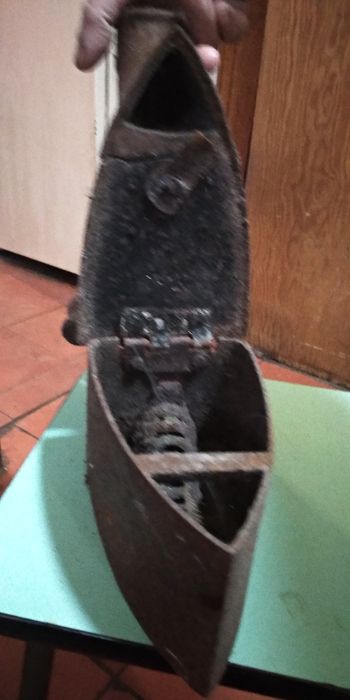 Ferro antigo de passar a roupa a ferro