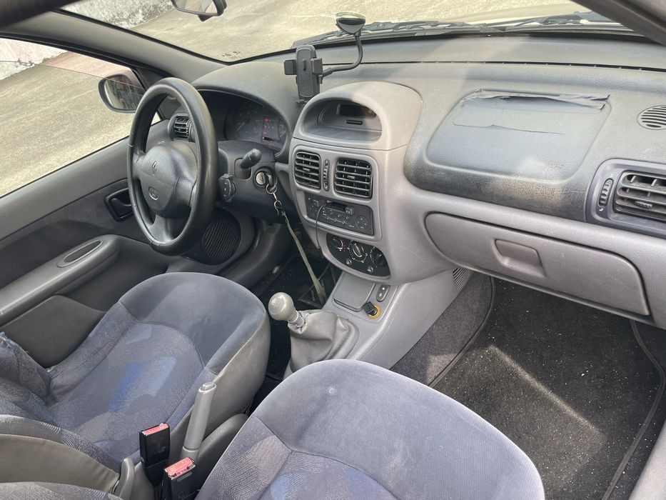 Renault Clio II 1.2 RN (5 Portas) – Ano 2000 | 215.000 km
