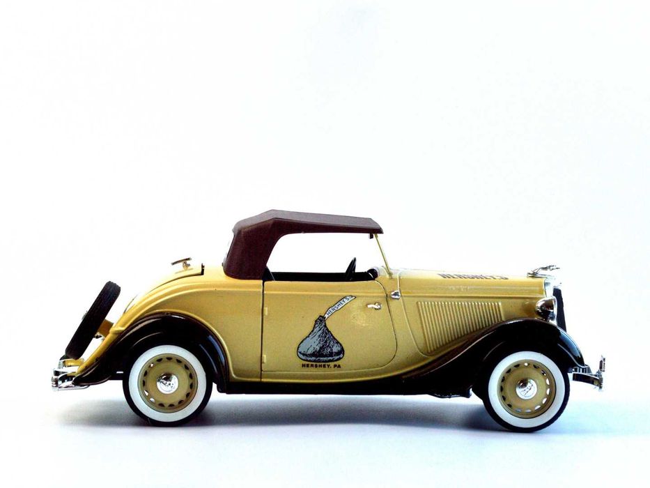 Модель автомобіля Solido Ford Roadster 1934 Hershey's Edition 1:18