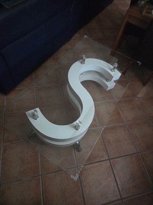 Mesa de vidro em forma S do Ikea