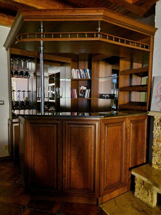 Stylowy drewniany barek z kamiennym blatem