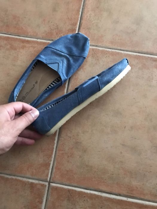 Sapatos de praia de criança usados uma vez