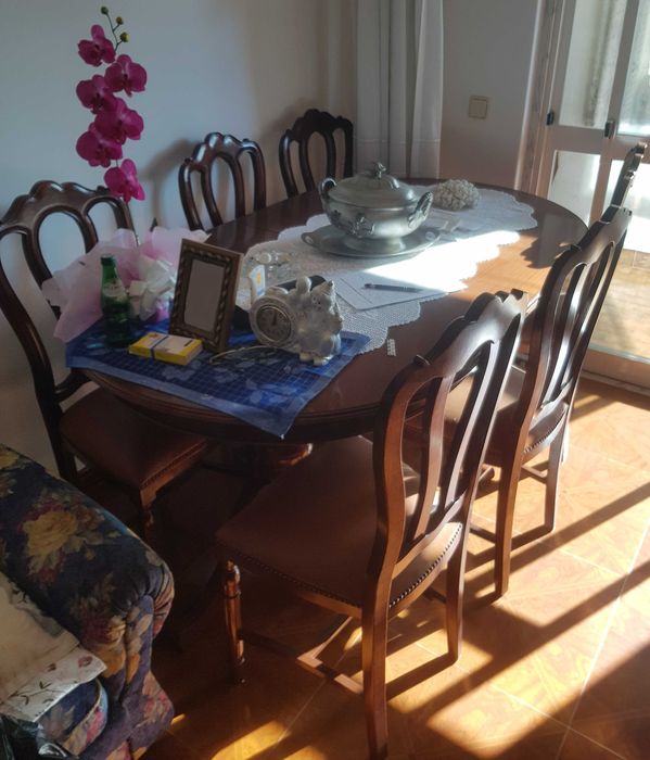 Mesa extensível com 6 cadeiras em madeira.