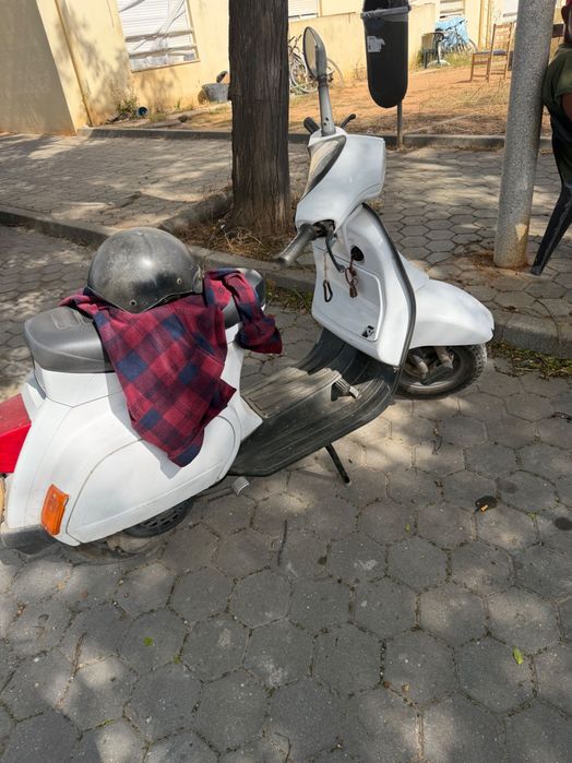 Mota vespa branca