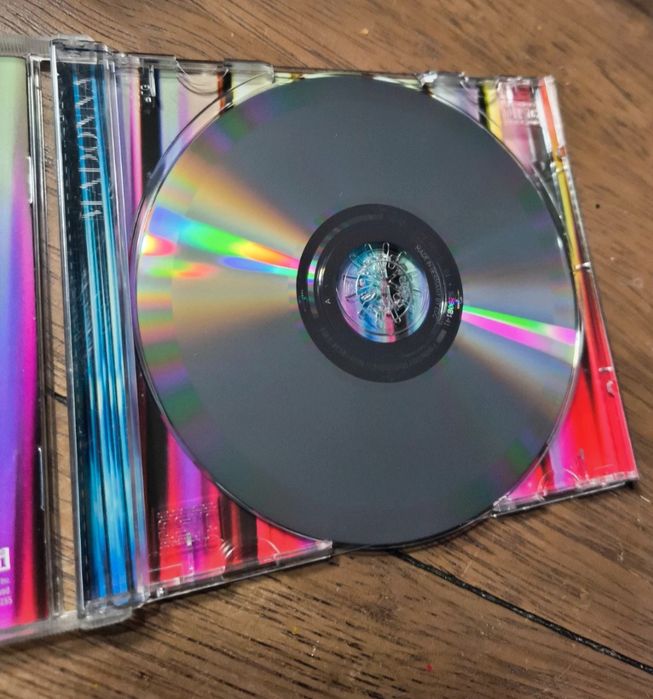 Madonna  -  MDNA429396836075458563