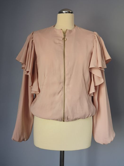 Pudrowa kurtka z falbanką