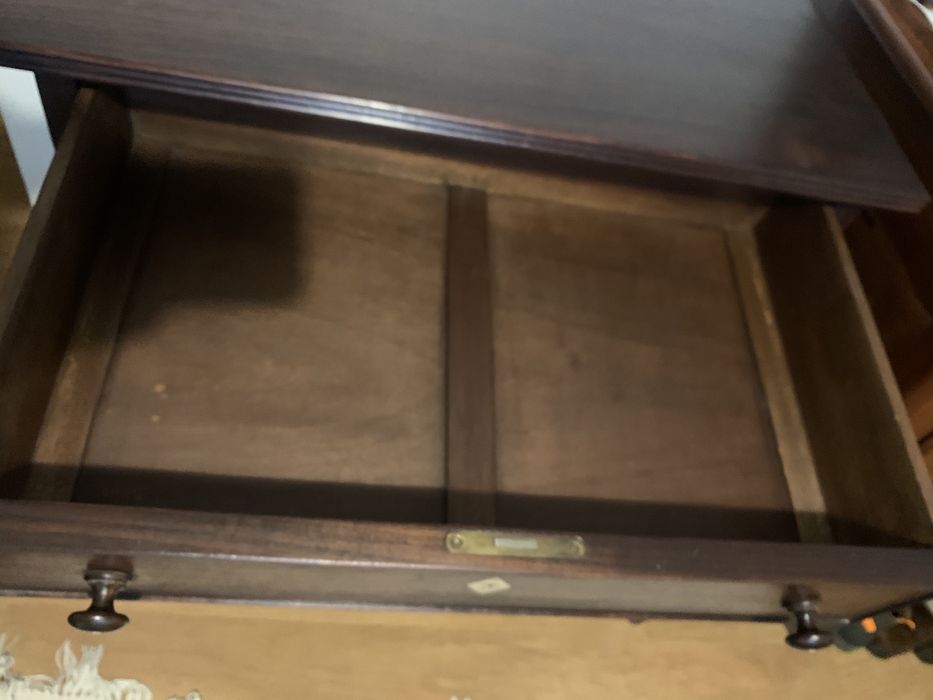 Móvel tipo camiseiro