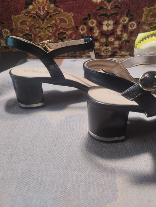 Кожаные женские босоножки