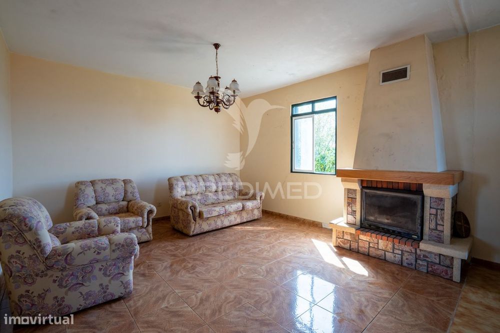 Moradia T3 com sótão, e terreno de 4.650 m² — Santana