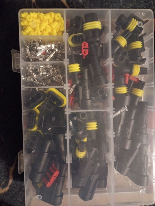 Zestaw szczypce do przewodów oraz 350  złączek, kostek itp.