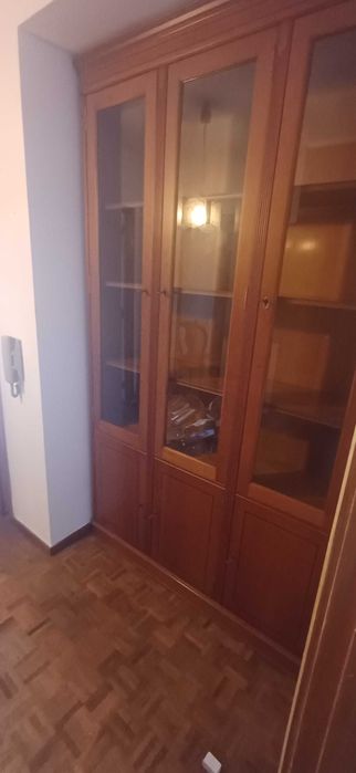 Movel alto com prateleiras