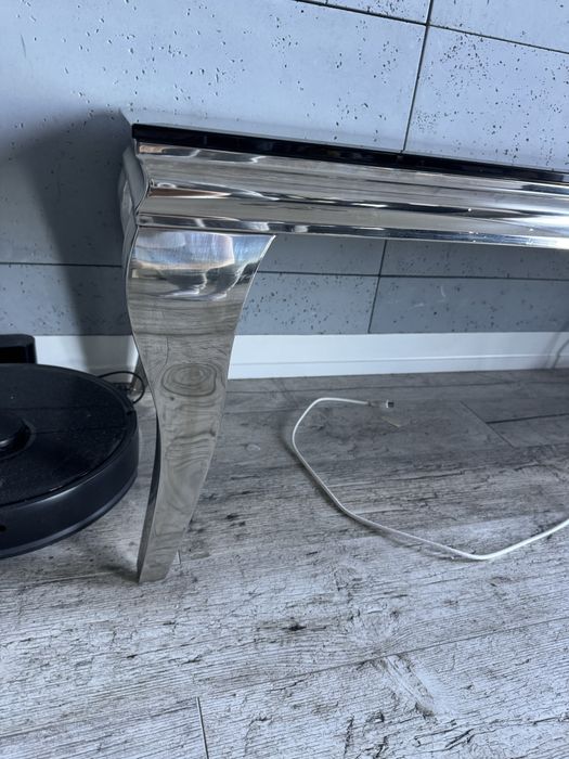 Konsola pokryta czarnym szkłem