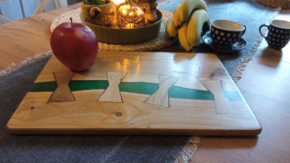 Deska do serwowania potraw z drewna i żywicy