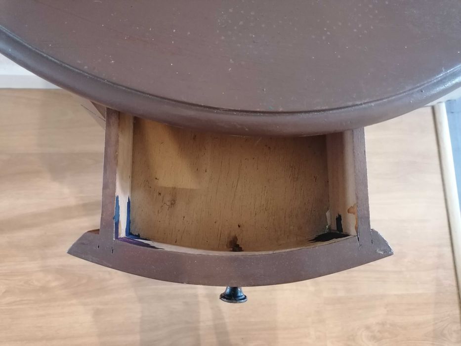 Mesa antiga com uma gaveta