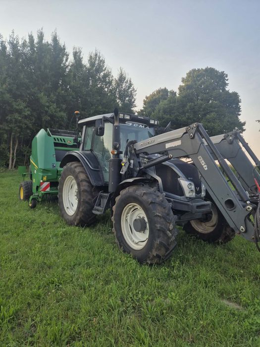 Ciągnik Valtra N123 i prasa John Deere V451M