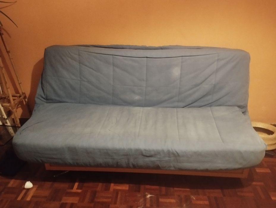 Sofá cama com base em madeira