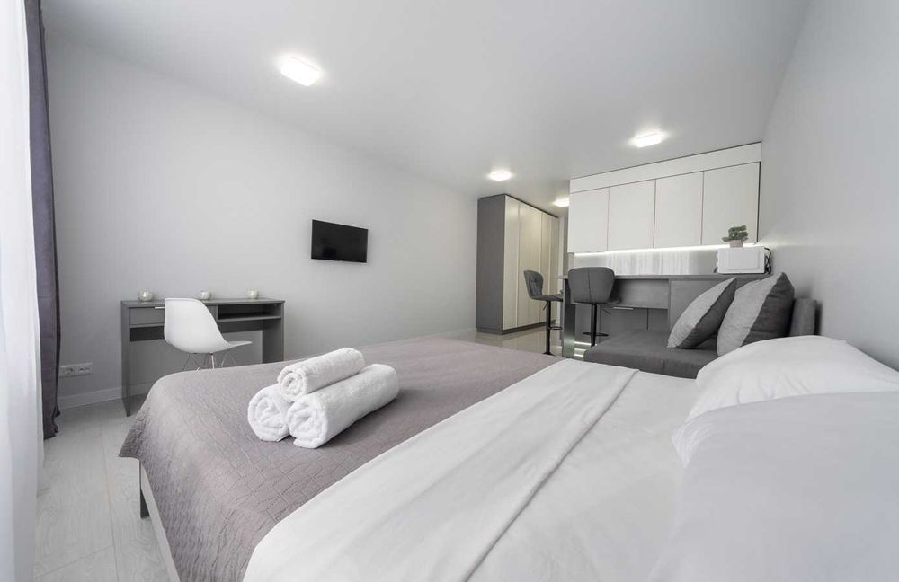 Подобова оренда- комфортна студія з ремонтом, біля метро. Світло 24/7.