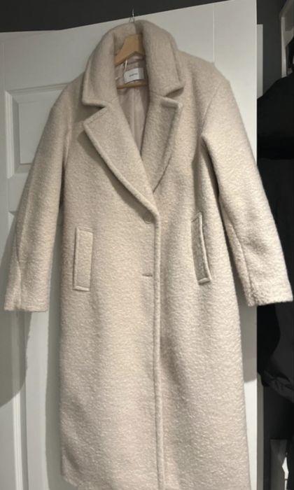 Cieplutki plaszcz Reserved -boucle ecru stan bardzo dobry