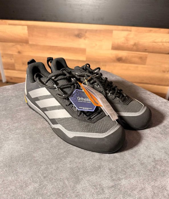 Sneakersy Terrex Skychaser Solo Approach JS4327 Czarne rozmiar 44 / 27,1cm
