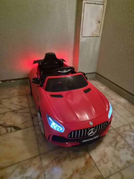 Carro Mercedes AMG com comando-criança