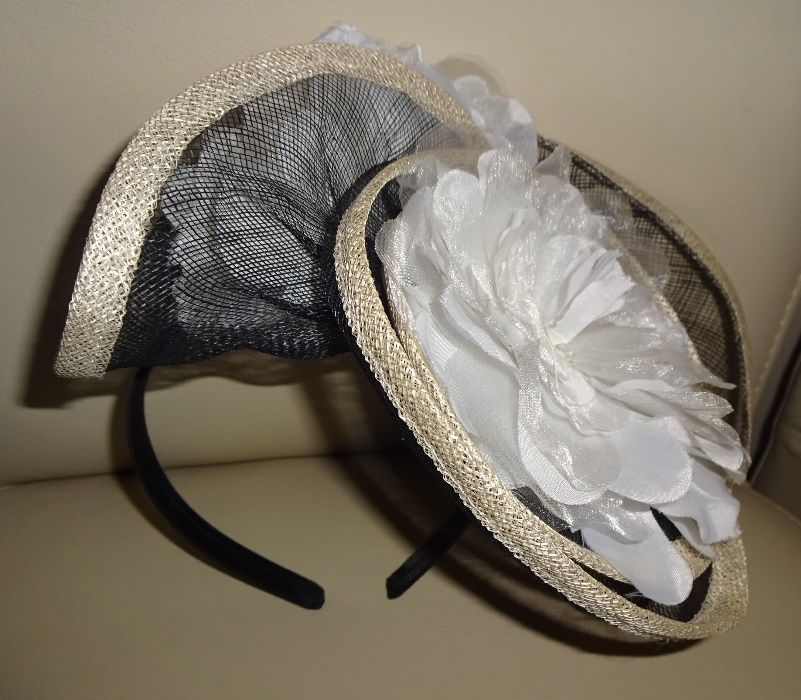 nowy oryginalny elegancki fascynator na opasce toczek stroik kapelusz