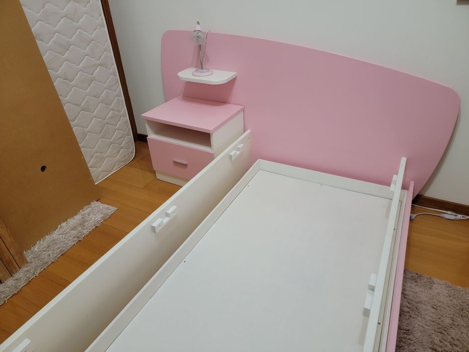 Cama Juvenil 90x190 + Colchão Ortopédico + Gaveta + Mesa Cabeceira