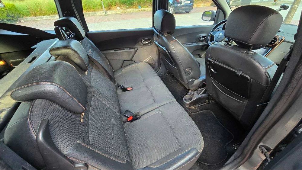 Dacia Lodgy Stepway 1.5 dCi 110 cv, diesel (gasóleo), 7 lugares, Dezembro de 2017, Cinzento